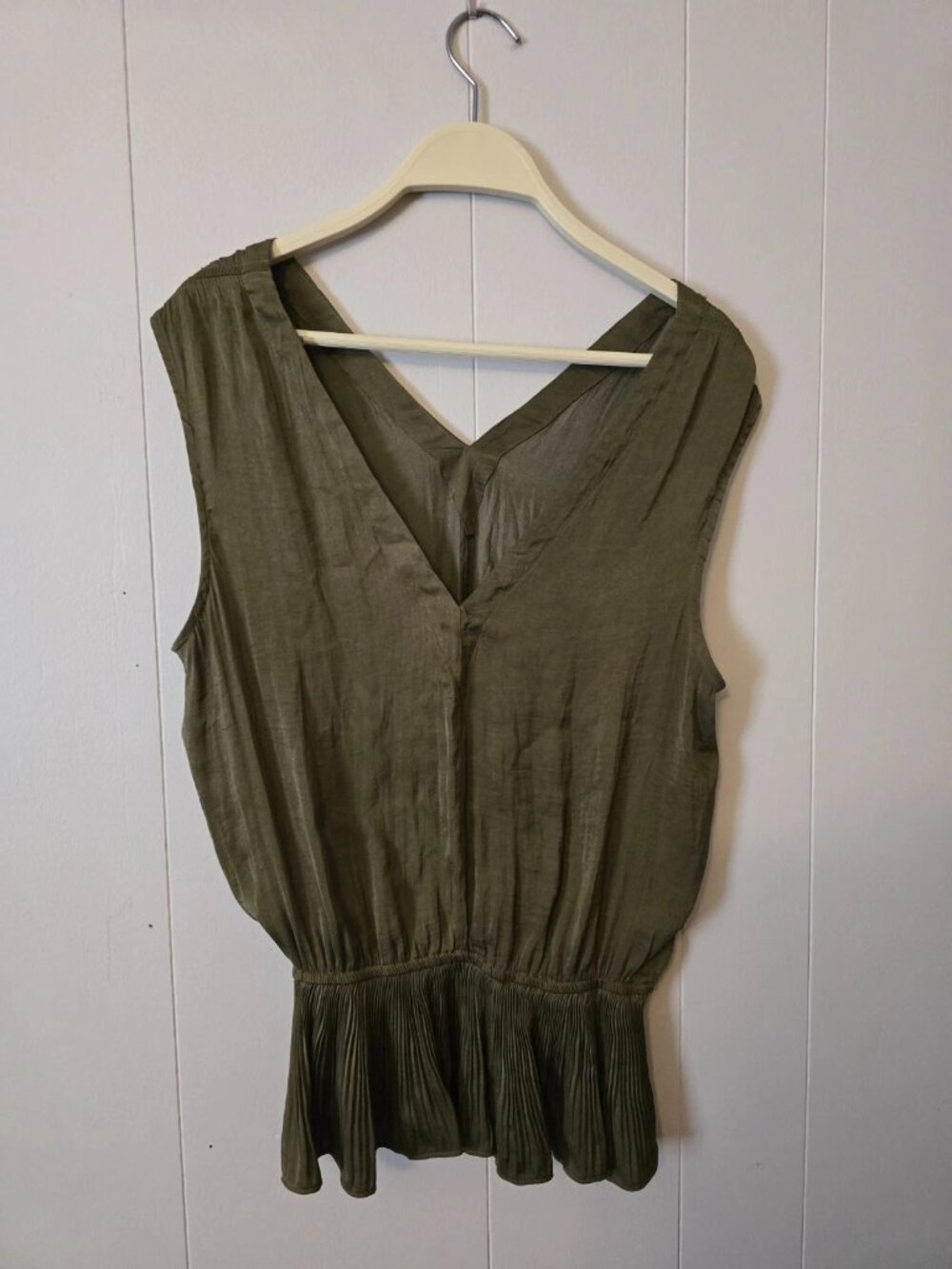 Tahari Top Women's Small Blouse VNeck Ruffle Sleeveless Career Chic Partylife